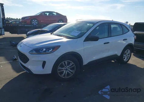 2022 Ford Escape S z USA, uszkodzony, nr VIN 1FMCU0F6XNUB53803